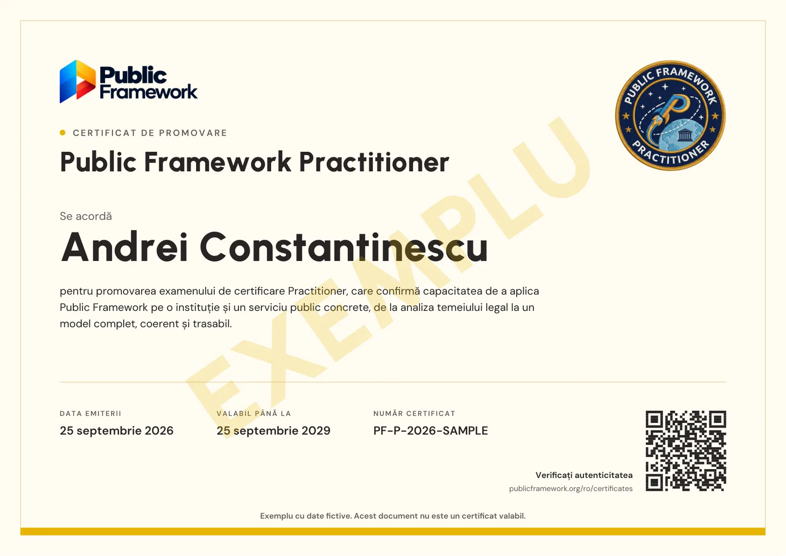 Exemplu de certificat Public Framework Practitioner, emis pentru Andrei Constantinescu, cu numărul PF-P-2026-SAMPLE și cod QR de verificare. Peste certificat scrie EXEMPLU.
